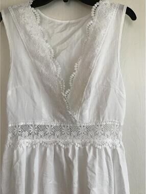 White Sleeveless Dress with Lace Detail Size S
